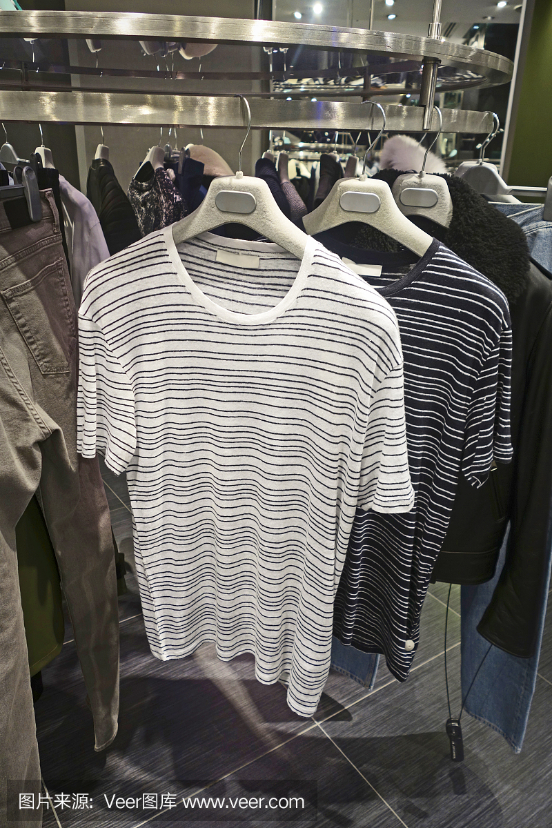 在時(shí)尚店里買(mǎi)襯衫