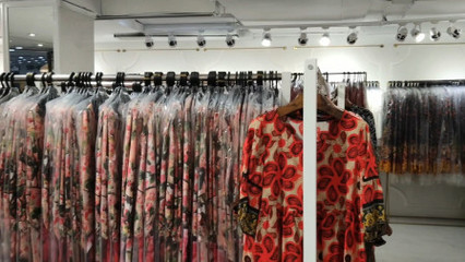 做服裝批發(fā)的華姐把淡季做成旺季,每隔兩天就去工廠進(jìn)真絲服裝